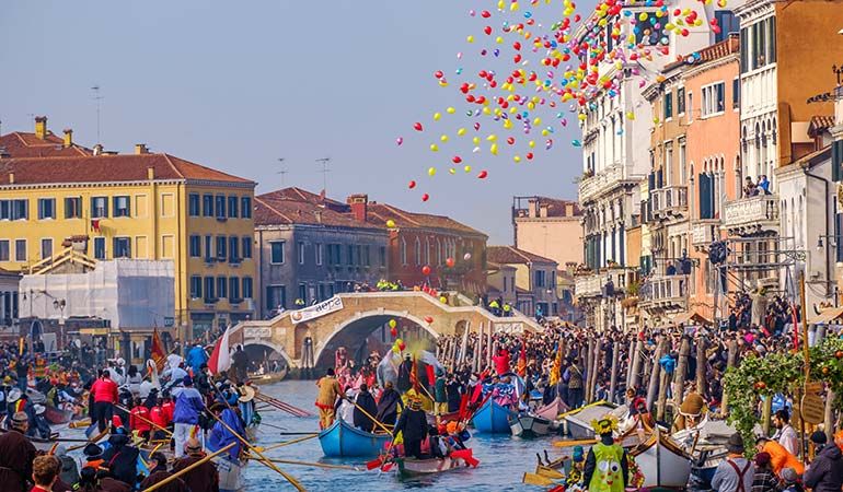 Karnevalsfest mit bunten Luftballons